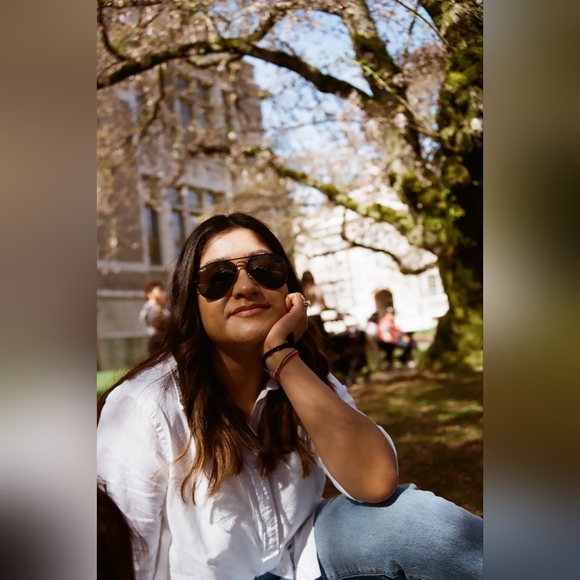 Meet your Posher, Edith - Picture 1 of 1